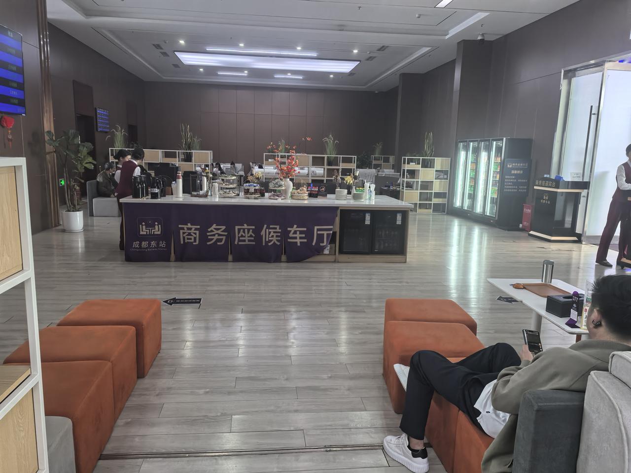 这几天在成都旅游，成都兄弟们告诉我，现在成都去重庆高铁一个多小时抵达，非常方便快