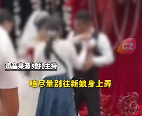“婚礼闹剧！”5月21日报道，江苏徐州，一对新人结婚，在举行仪式时，一位宾客竟把