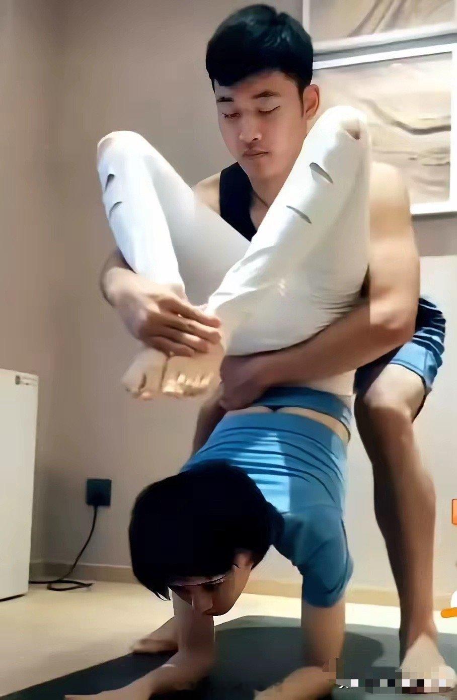 王子文这样的私教好尴尬，估计只有未婚的女生才敢招这样的男私教吧。