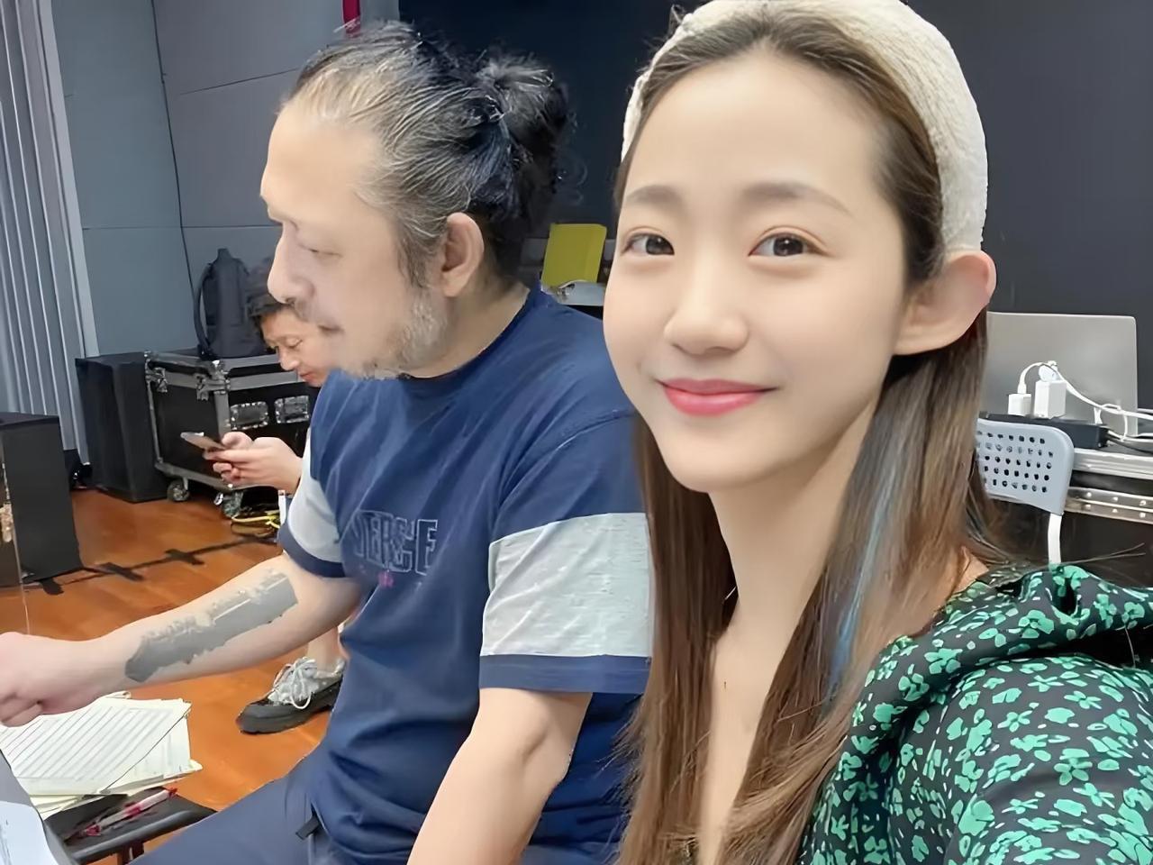 还是小姑娘单纯呀！三宝和万千惠谈恋爱时，两人出去吃饭都是女方付钱，三宝给的理由是