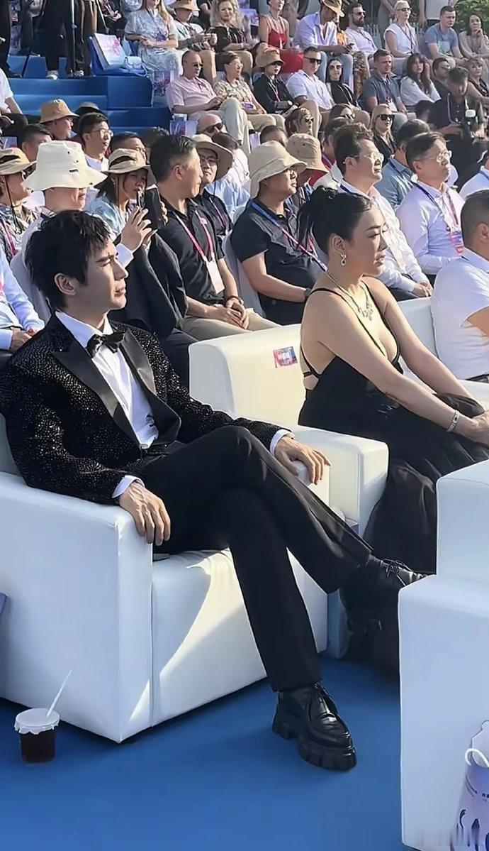 钟丽缇张伦硕现身三亚，打扮引关注，岁月痕迹显，状态真实自然。​​​