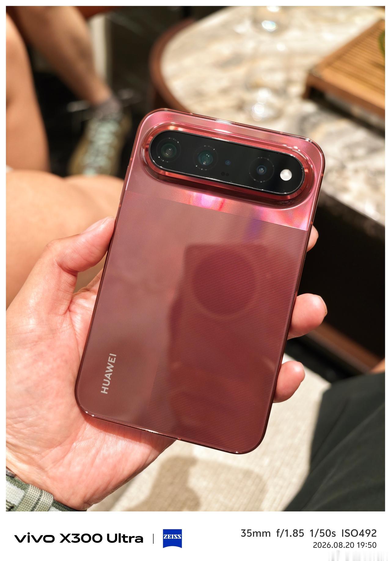 华为的阔直板手机这外观做的很精致，一看就不便宜属于小众高端系列你觉得卖多少