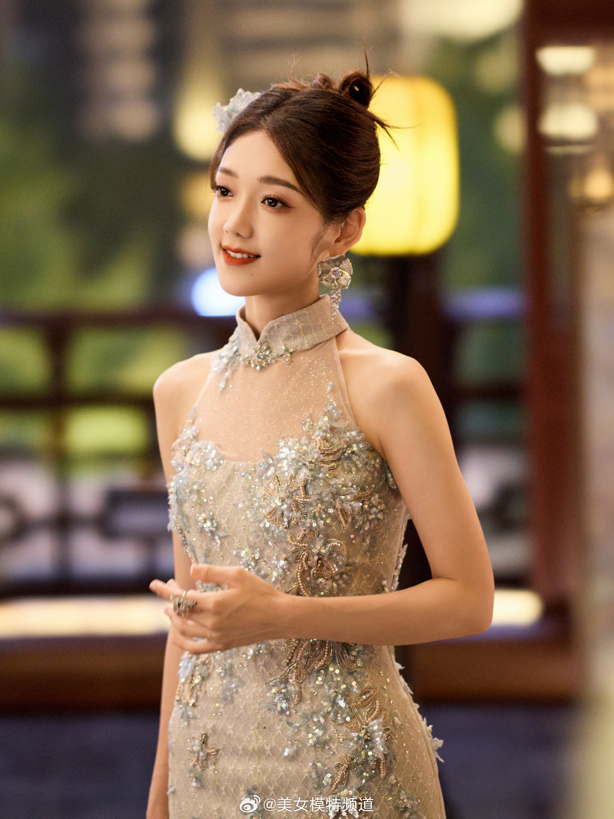 希林娜依高挂脖纱裙大片