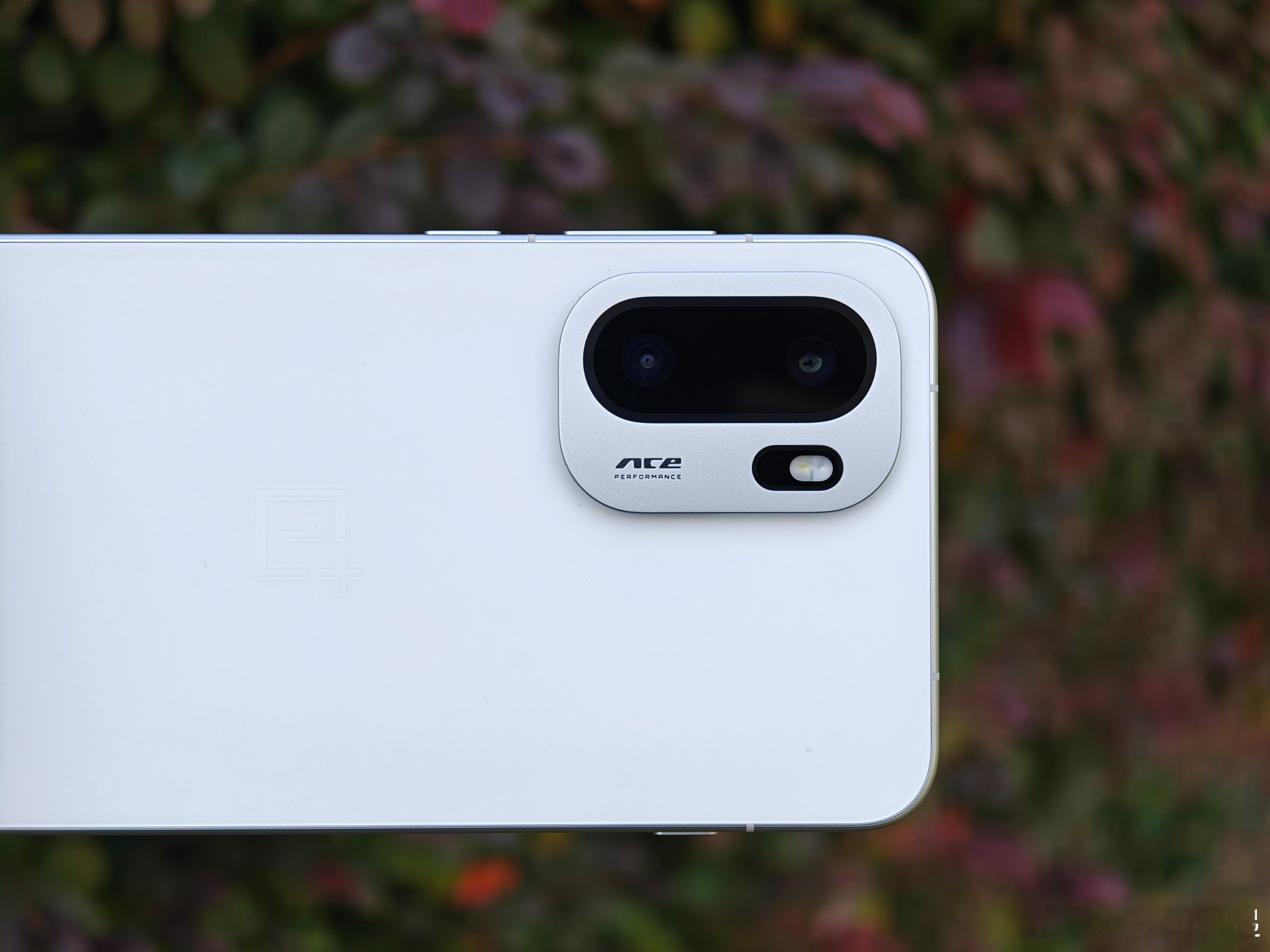 随手拍几张一加Ace6「闪白」真机,这设计真的很克制和简约了,质感依然是一加的优