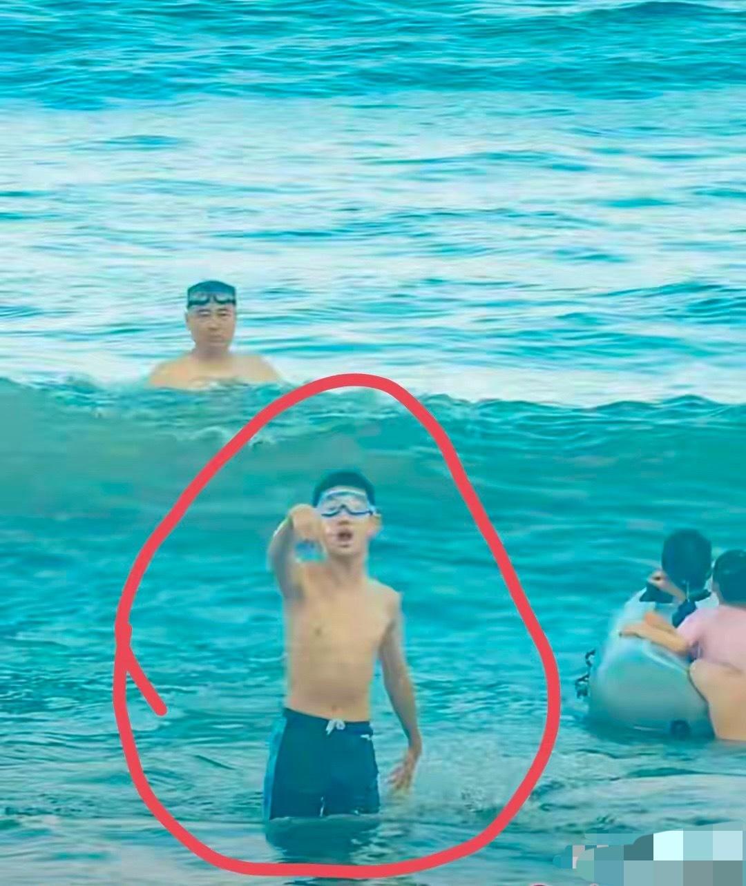 这个14岁的湖南少年在广东惠东县海边救了一家三口，8月20日他的行为被