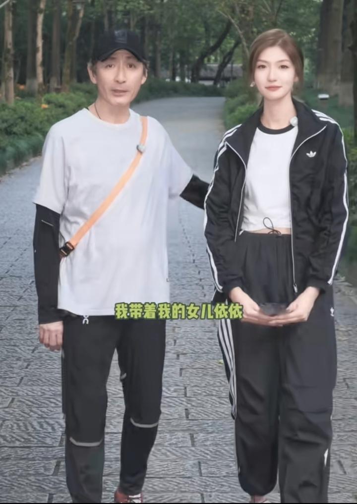 近日张子健带着女儿依依打卡杭州，漫步植物园，探访西湖美景玉泉鱼跃。父女二人同