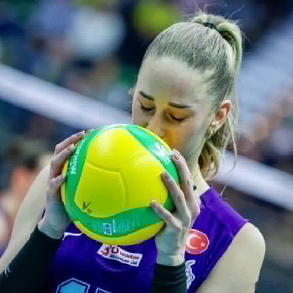 【乌泽拉奇身体原因缺席欧冠第二轮】世界女排新闻女排欧冠🇷🇸乌泽拉奇的腿筋（