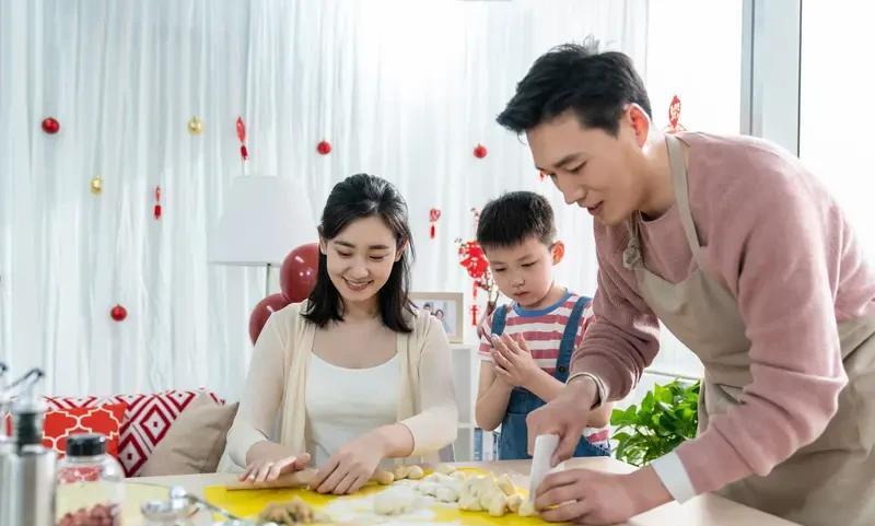 双职工家庭，想要存下钱真的不容易。上周跟同事聊天，他说现在他们家花钱最多的就是