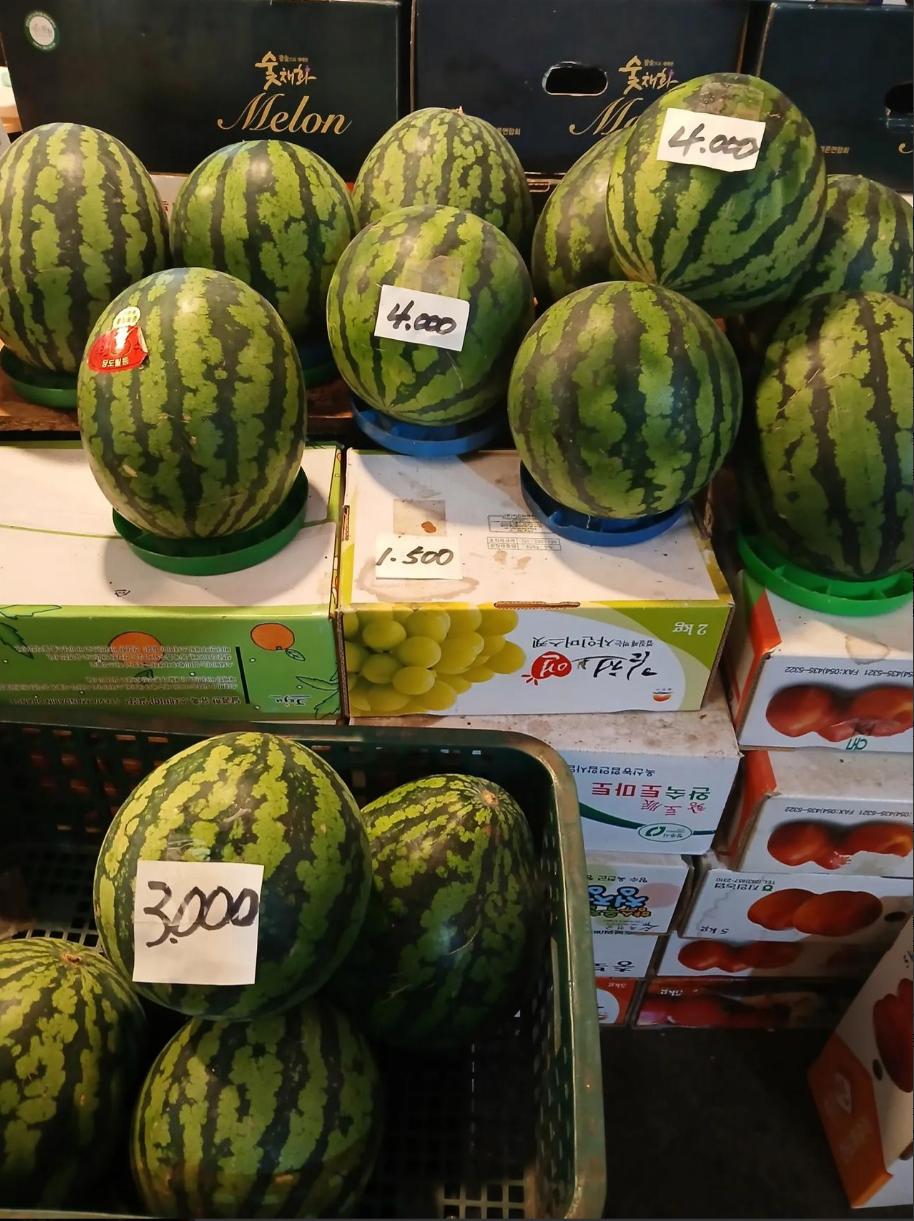 一位在韩国的华人朋友，为了证明“韩国的西瓜其实不贵”，特意跑到市场，抱起一个大西
