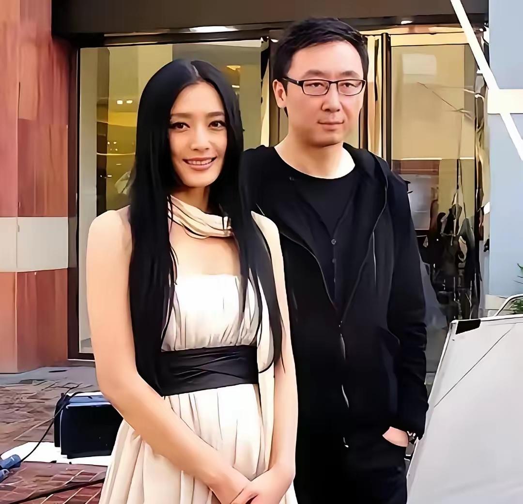 大导演和前女友的照片，大导演和现任妻子的照片，两位美女分别是谁？你能认出来吗？