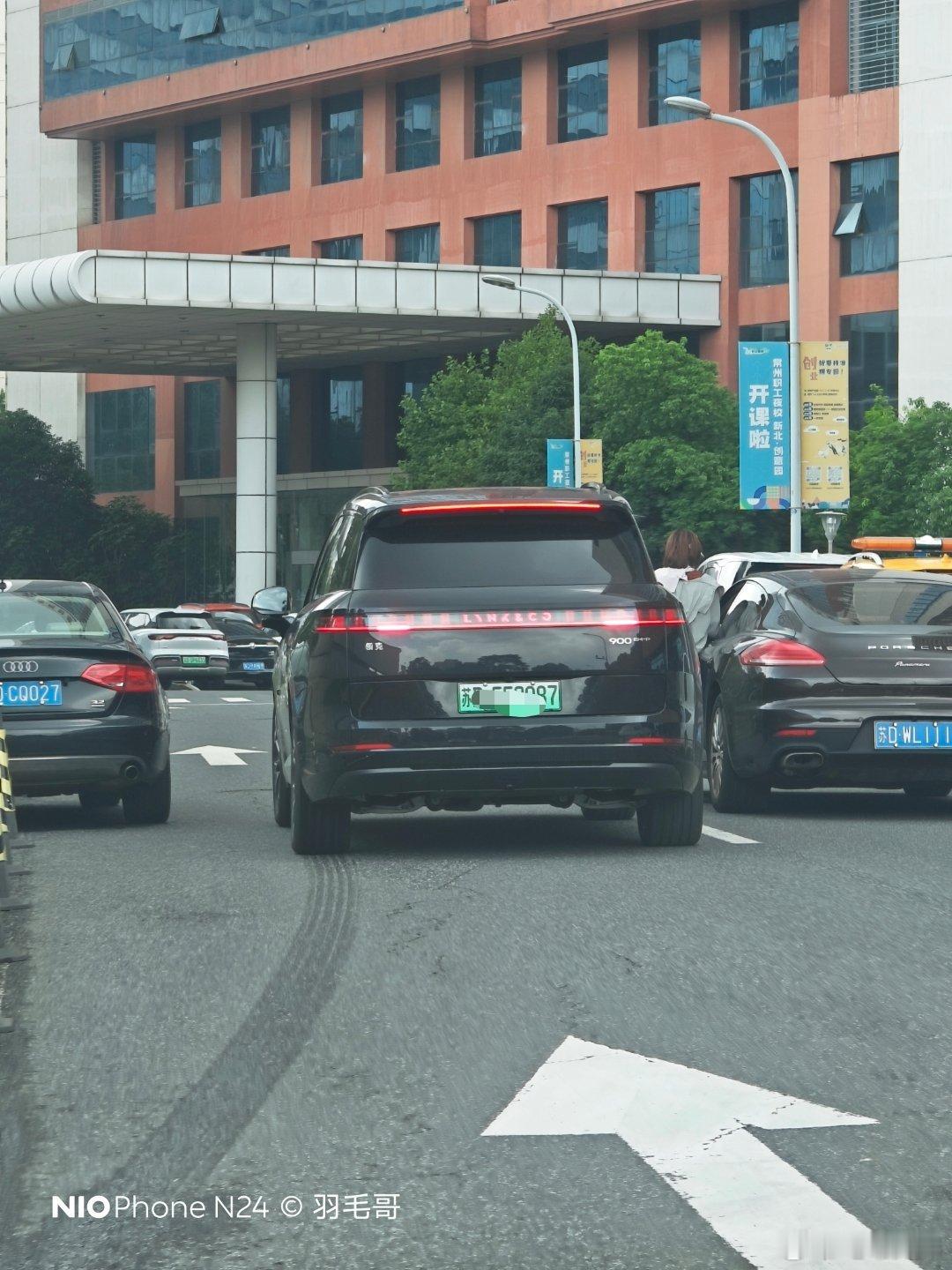 领克900在路上肉眼可见的多了起来，如今的大6座人人都有冰沙彩，再➕新绝活，领克