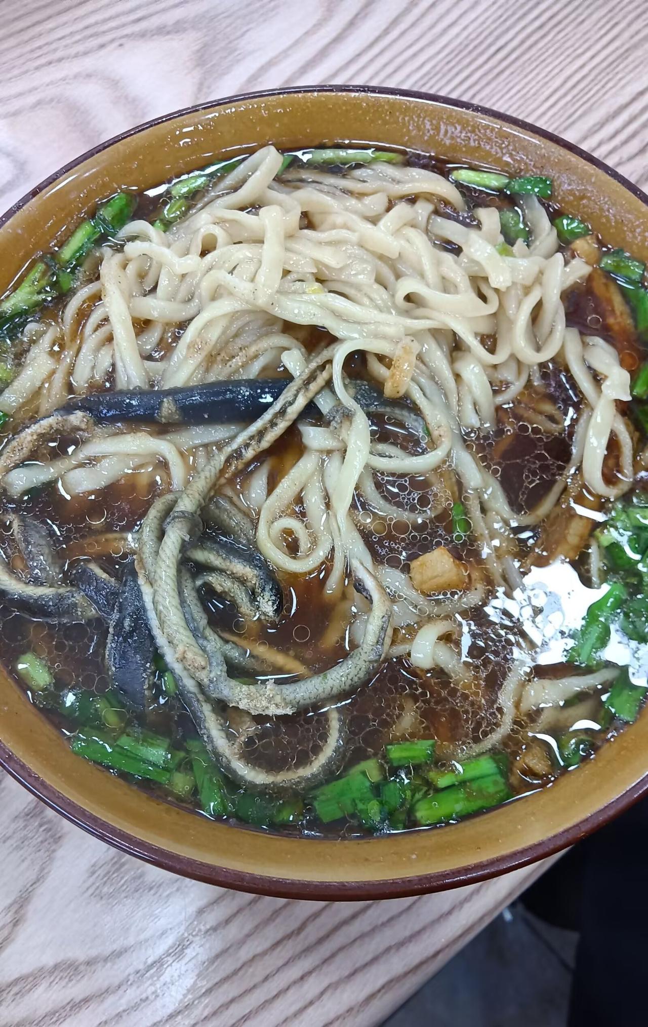 饭店厨师去体检，回来老板问检查情况，A说正常，B也说正常，C开玩笑说B，他天天早