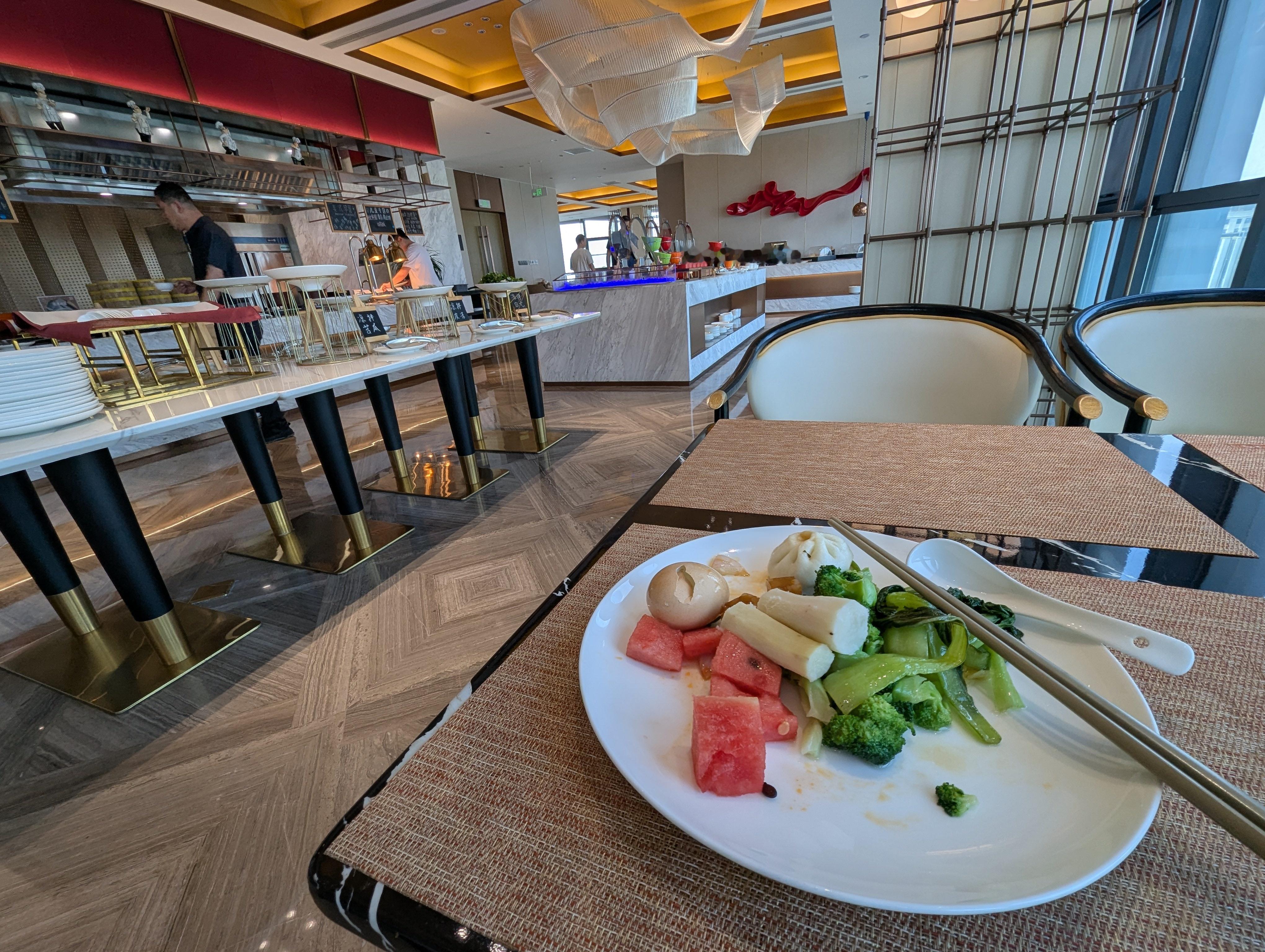 平顶山最好的酒店之一，早餐食客看起来都是做生意的中年人，无论男女上衣扎到裤子里。