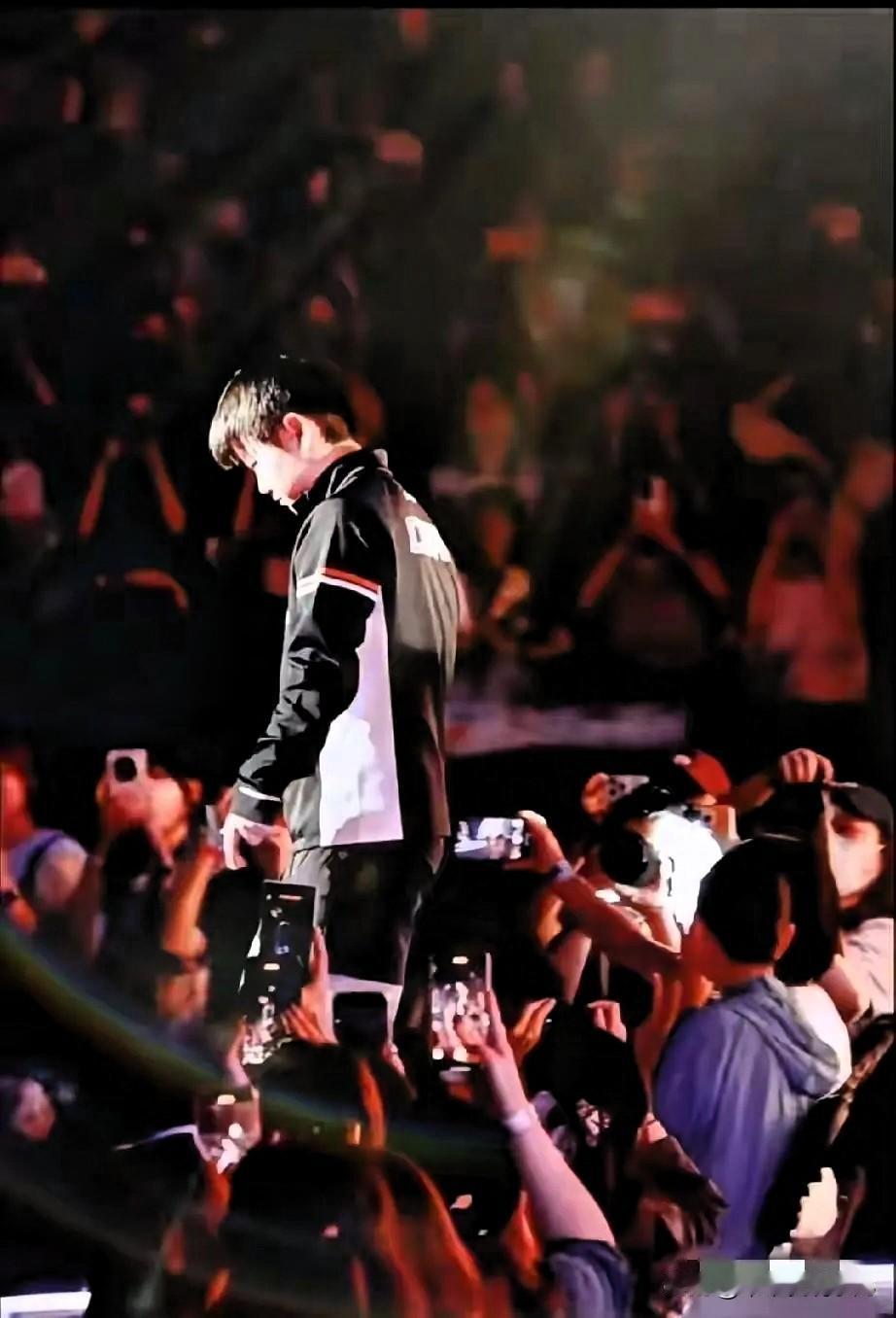 【颜值与气质并存，孙颖莎的魅力为何如此吸引人】混团正赛第一天，在前往赛场的路上，