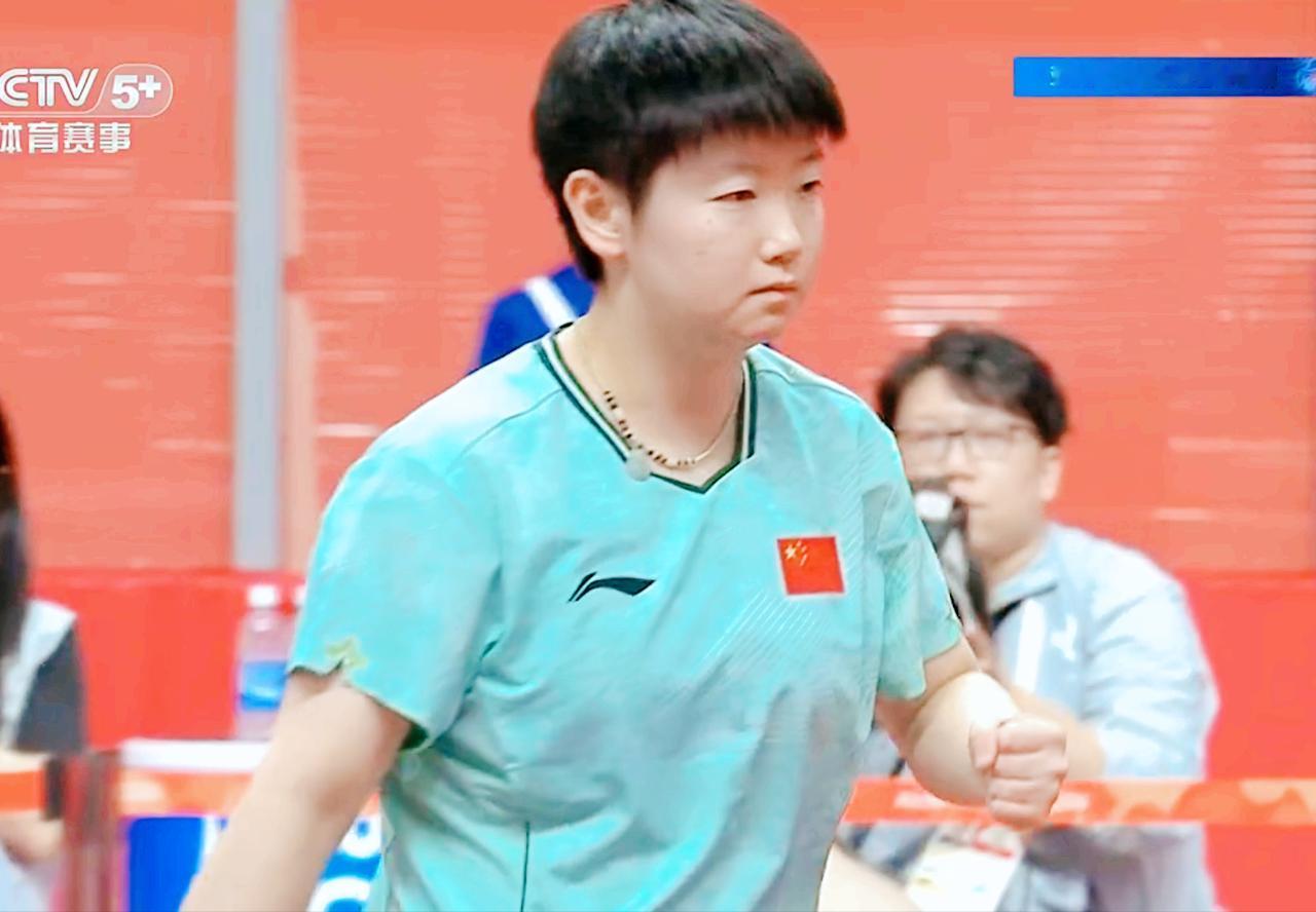 孙颖莎3:0零封边松景的时候，大家发现看台上王励勤和邱贻可得表情了吗？两人表情
