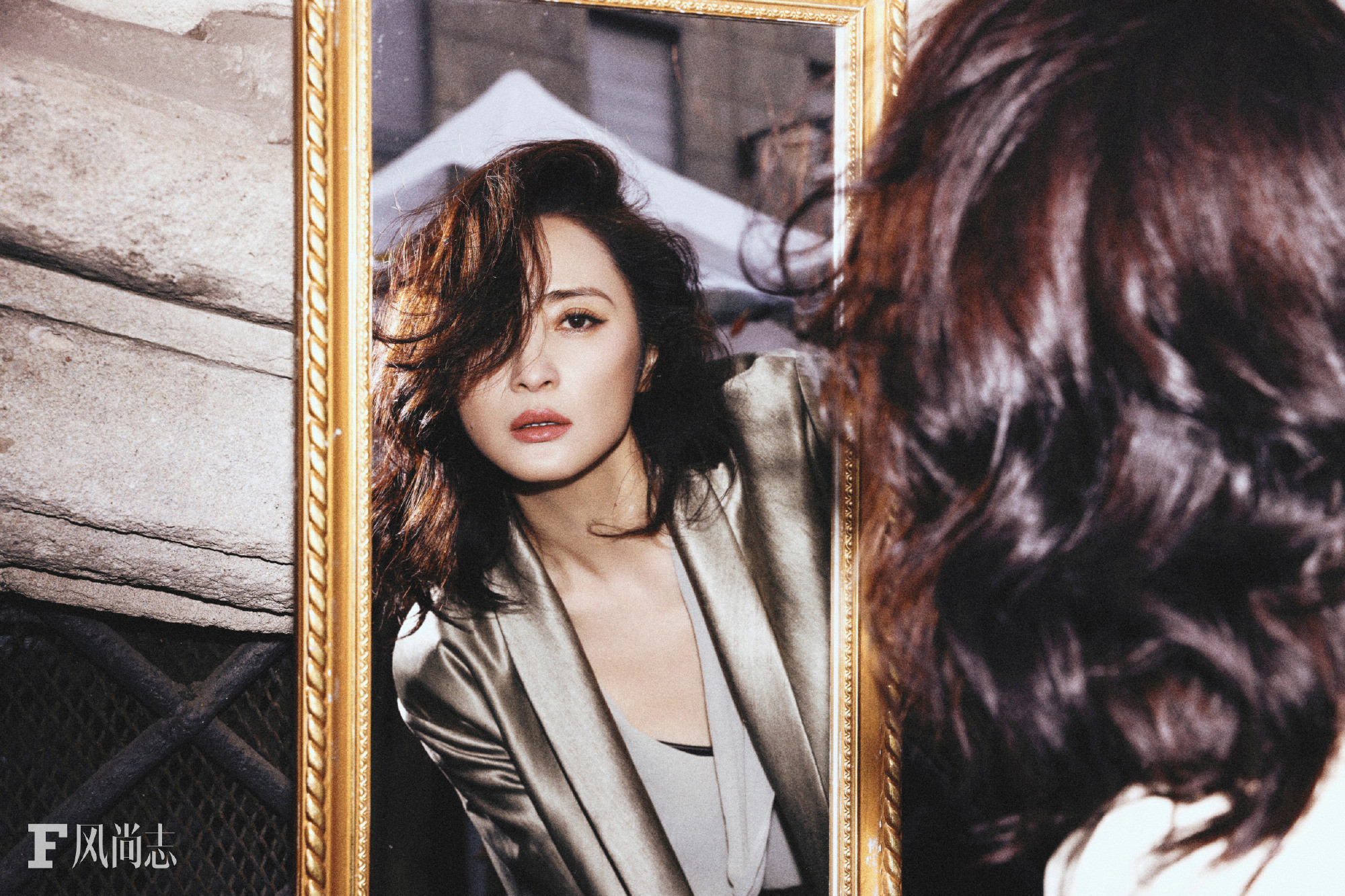 蒋勤勤酷飒风高智感蒋勤勤米兰封面大片直接封神！从古典美人到气场全开，骨子里的松
