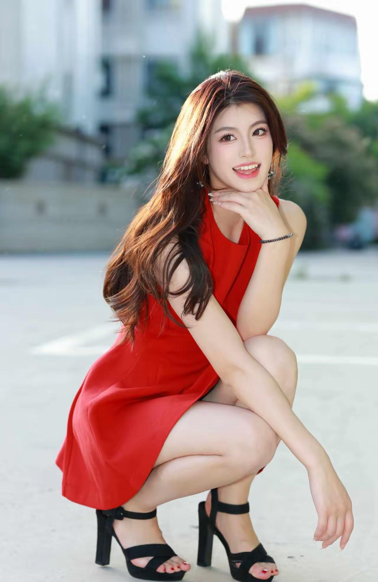 亮亮堂堂的大美女！看着这喜庆劲，太招人稀罕……