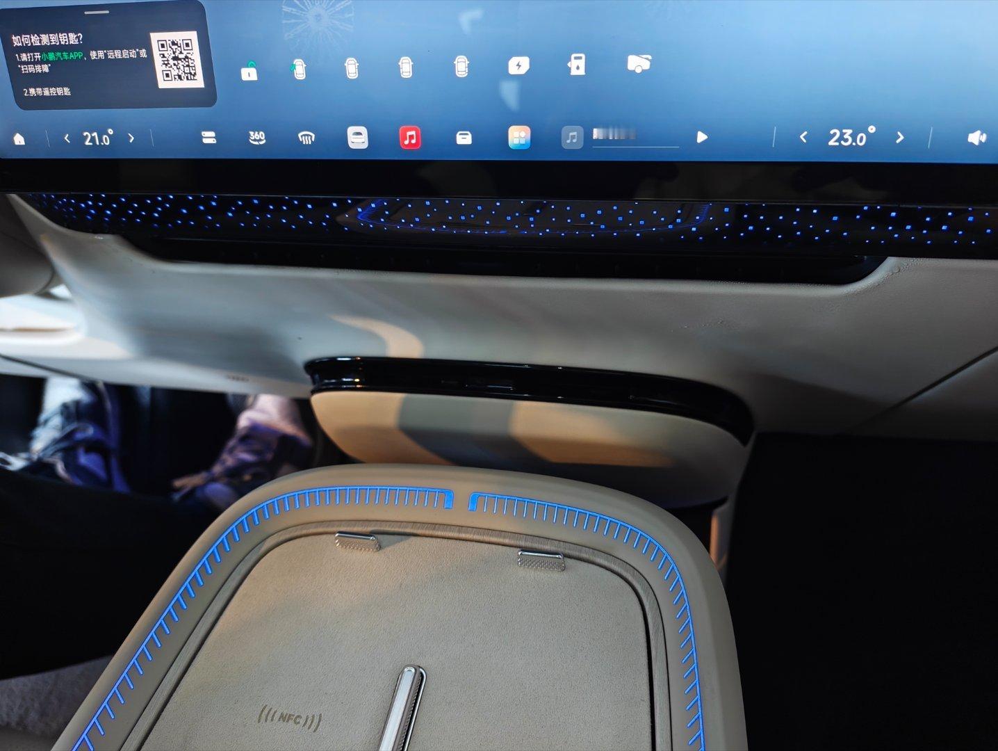 第一次近距离看小鹏GX的实车图1充电面板感受一下图2中岛和仪表台没有连在一起