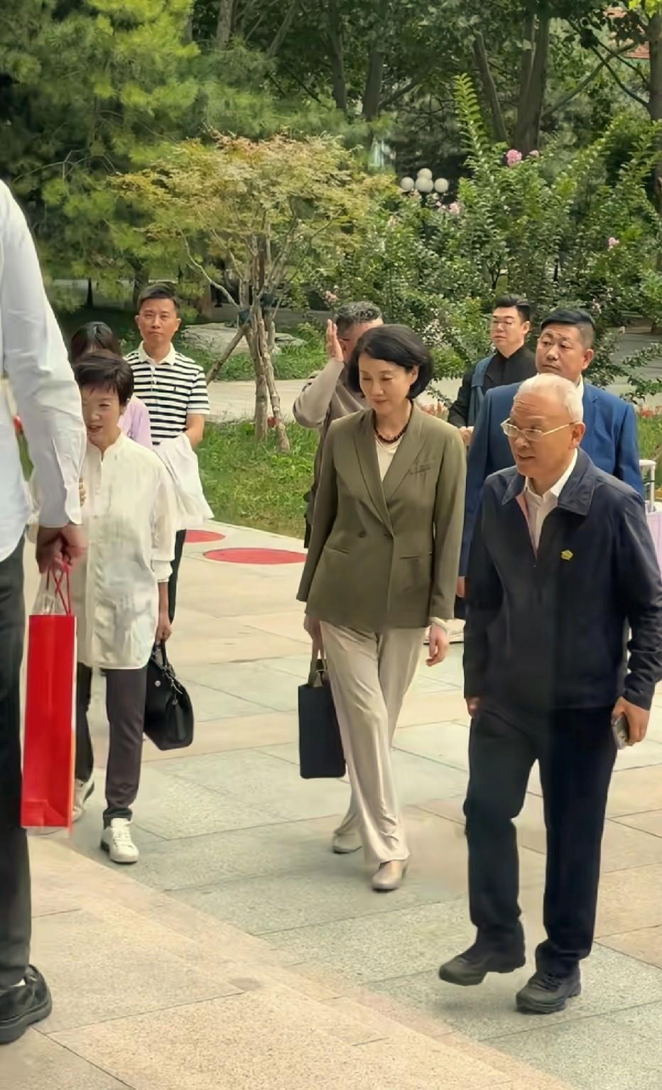 李修平老师，看上去依旧温文尔雅，气质卓然，不愧是昔日《新闻联播》的主持一姐。虽已