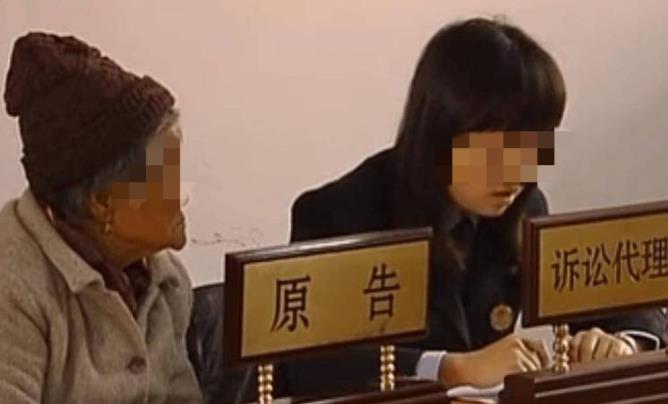 山东济宁，女子与丈夫吵架后，丢下一双未成年儿女离家出走30多年。期间女子与一男子