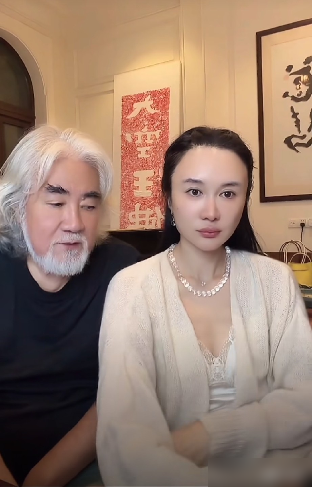 张纪中正说着钟丽缇选角的事，杜星霖扭头就训保姆，话头直接给他掐断了。老张愣是没接上话，直播间几百万人