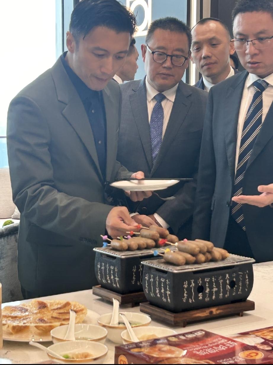 8月19日，谢霆锋在北京正大中心亲自做烤肠、包子，并且认真试吃，看来他要与正大合