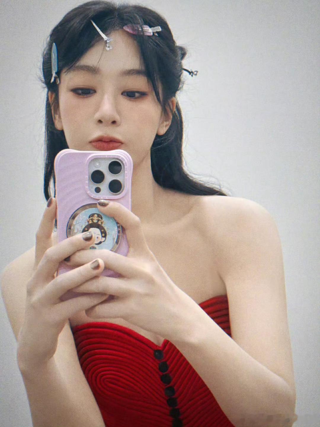 瓜主说杨紫没空拍国内版vogue影视档期冲突错过内地版，杨紫直接解锁港版VOG