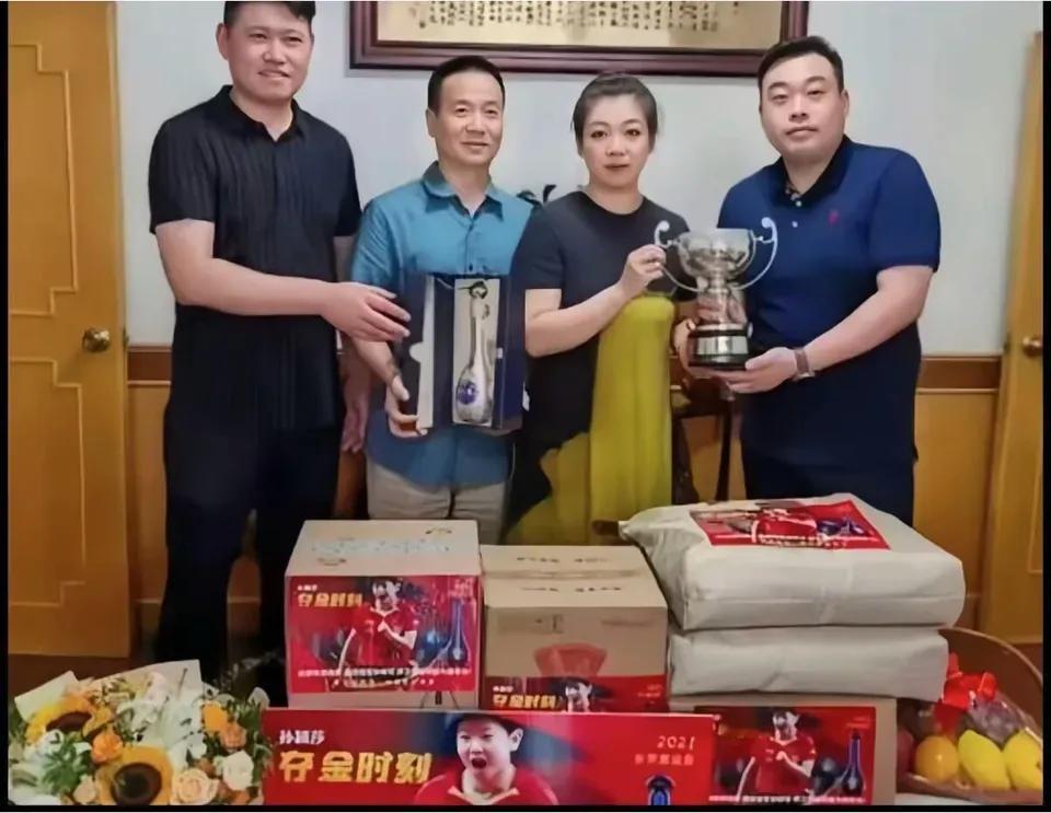 母亲节快乐！看莎莎妈妈收到的礼物～咋还有个小奖杯哩？是表彰她生了莎莎这么好