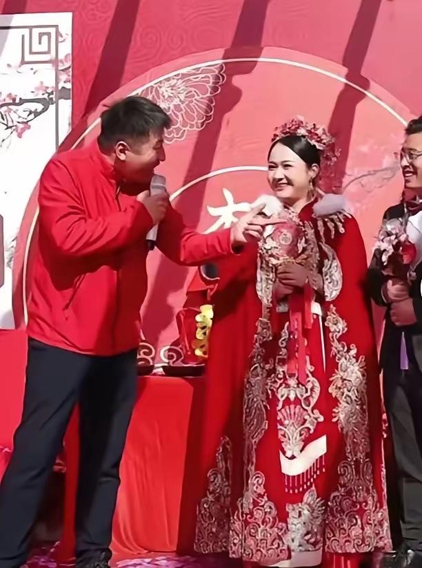 张雪峰公司的二号员工若凡，学历不算高，只有中专学历，但这么多年凭借自己的勤奋靠谱