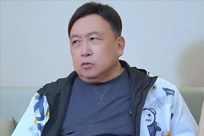 王晶开通短视频账号后，频繁爆料明星往事，从刘嘉玲到张国荣，引发网友热议。他对刘亦