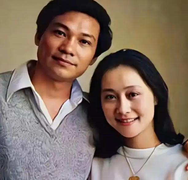 2023年，75岁的黄梅莹一场重病，才看清当初下嫁的穷小子金鑫有多狠。当年她演渴