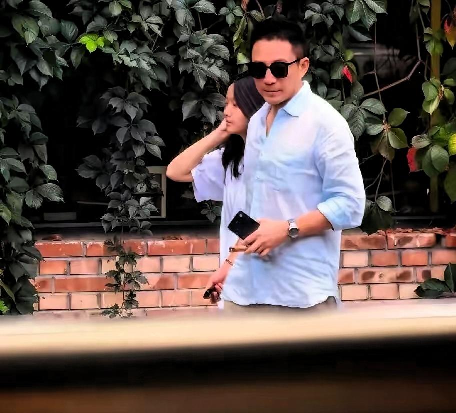 很多网友一直默默关注着小玥儿的成长，没想到短短几年，曾经软糯的小女孩，身形变化让