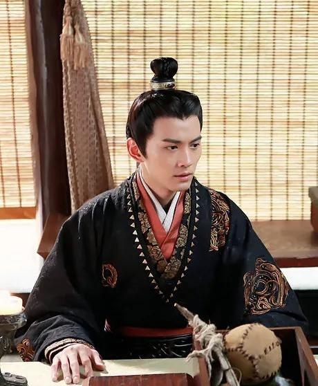 一个出身低微的奴仆，偶然听到牢中人预言他会飞黄腾达，却只当笑话听过。可谁想，这话