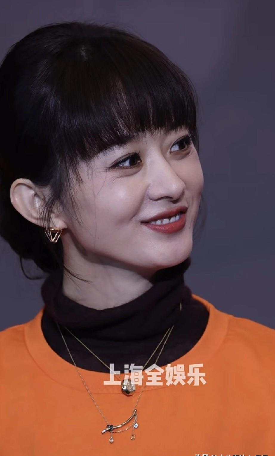 赵丽颖彻底不装了！这次她把野心全写在了脸上。新剧《小城大事》的片场照一出来，