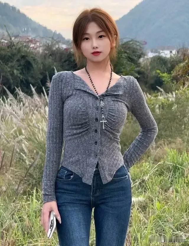 山间少女立，风姿似画来。