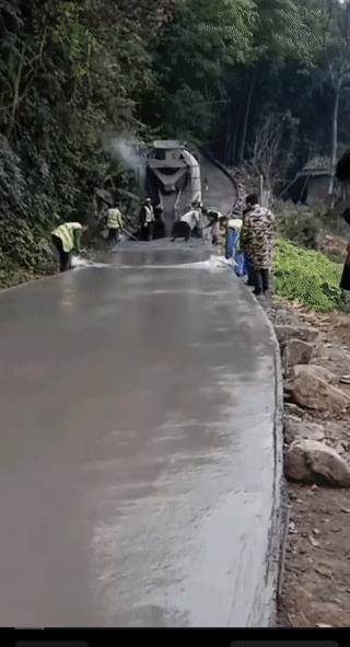 老人骑车卡在山路上半天没人帮忙，得知原因网友都骂太坏了。山里几个村子集资，修了一