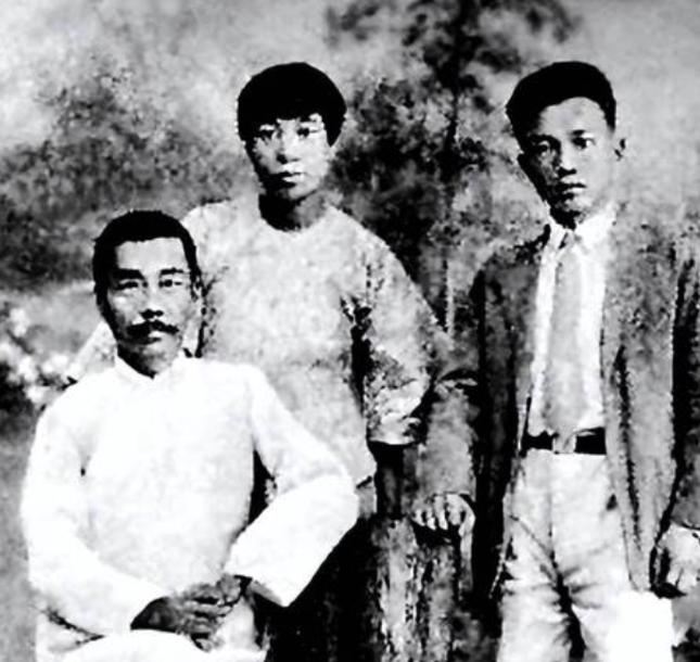 1933年，鲁迅写了很多抨击国民党的文章，蒋介石大怒，派沈醉前去暗杀。沈醉在鲁迅