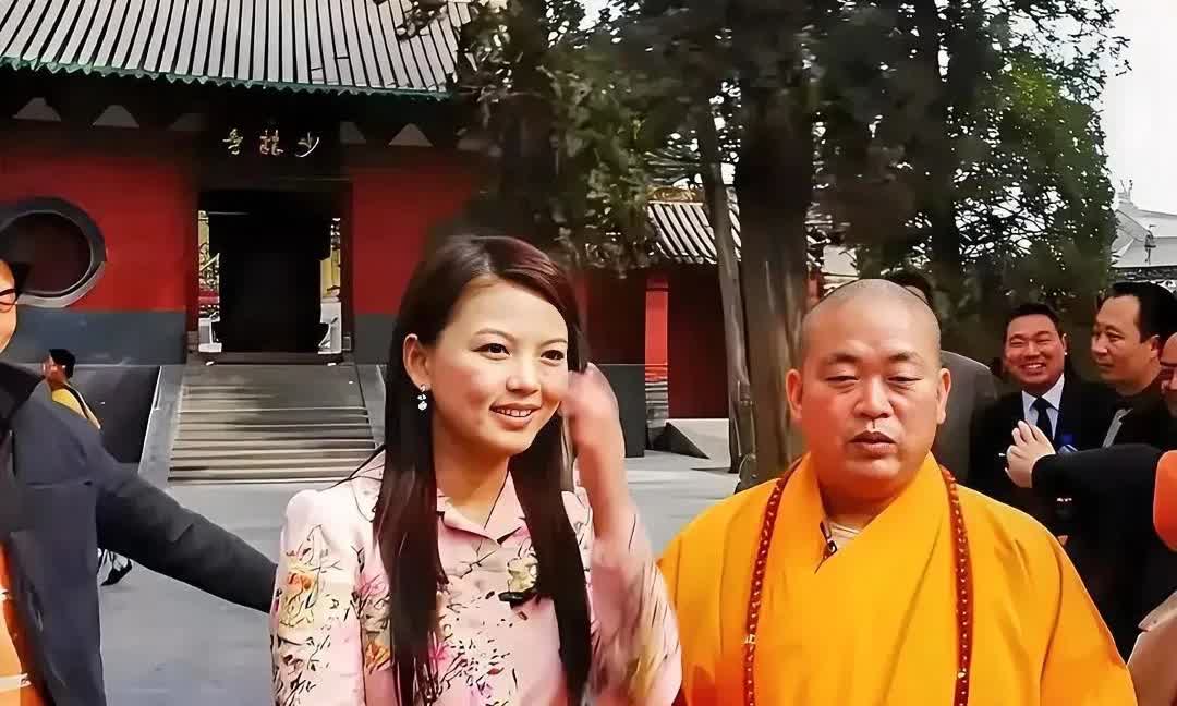 李湘和释永信这张合照，越品越有料！翻到2008年李湘在少林寺和释永信方