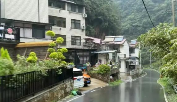 其实从数据看，中国已经成功跳出中等收入陷阱了。中国人均GDP在2025年就达到高