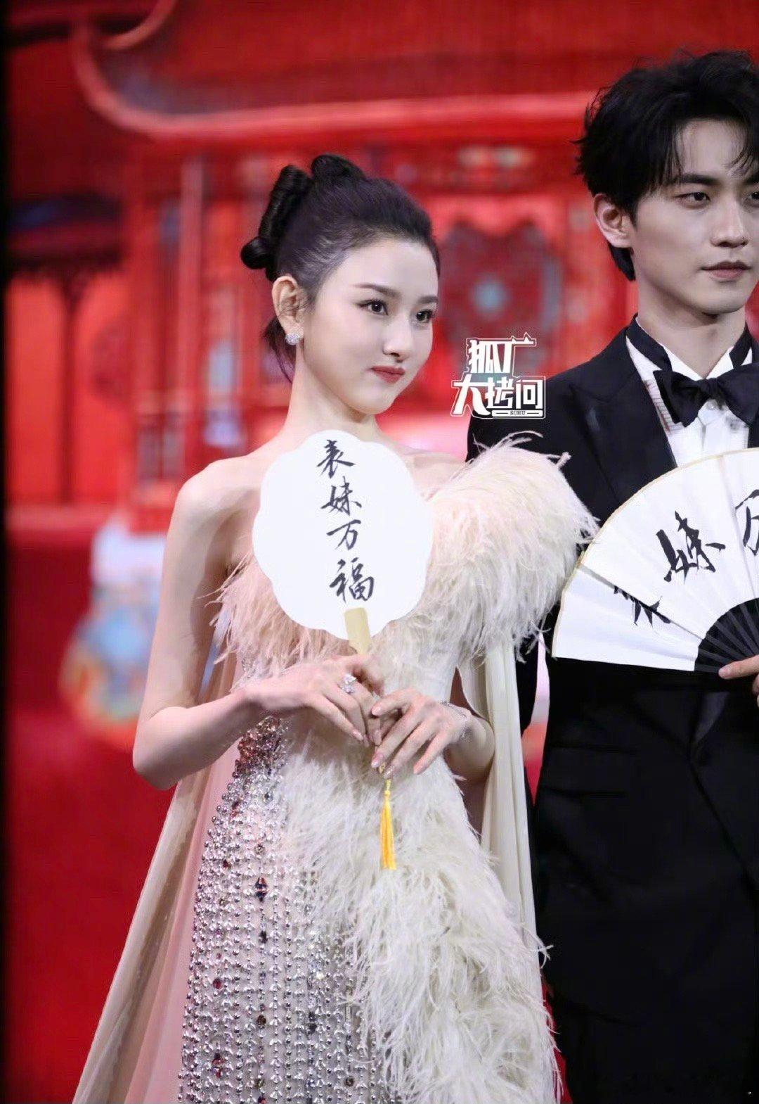 宋祖儿终究还是先鼻姐Angelababy一步，进组拍戏。同样是沉寂许久，同样是一