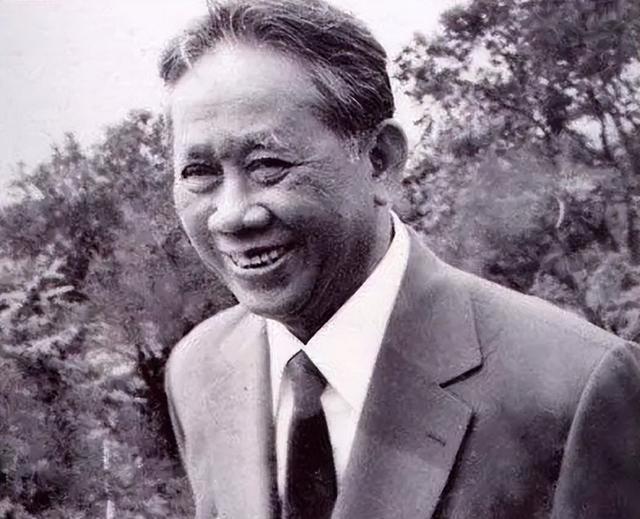 1980年黎笋屯兵180万欲进攻中国，邓颖超出访泰国，一句话摆平风波黎笋这人，
