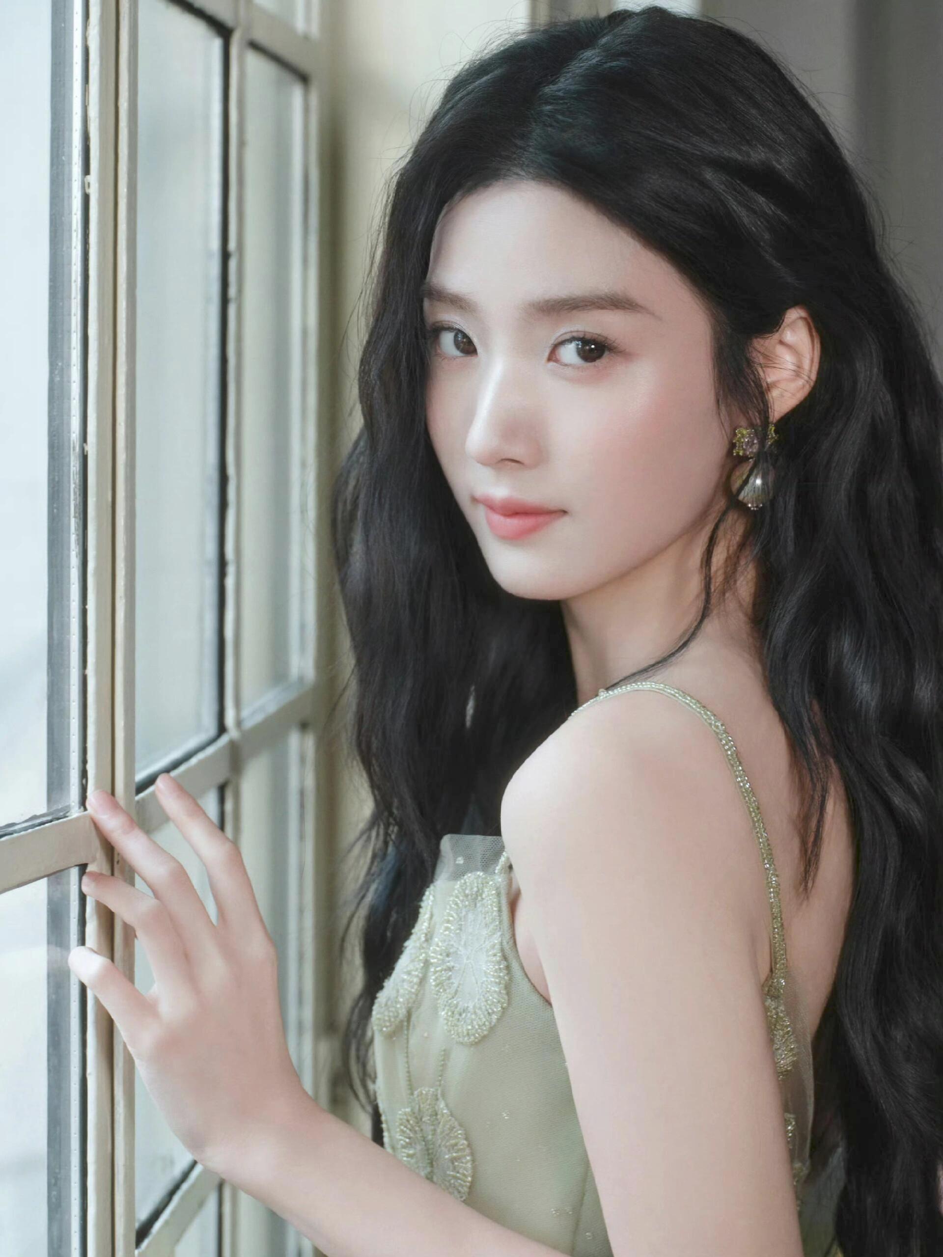卢昱晓｜绿意繁花里的松弛感美人💚