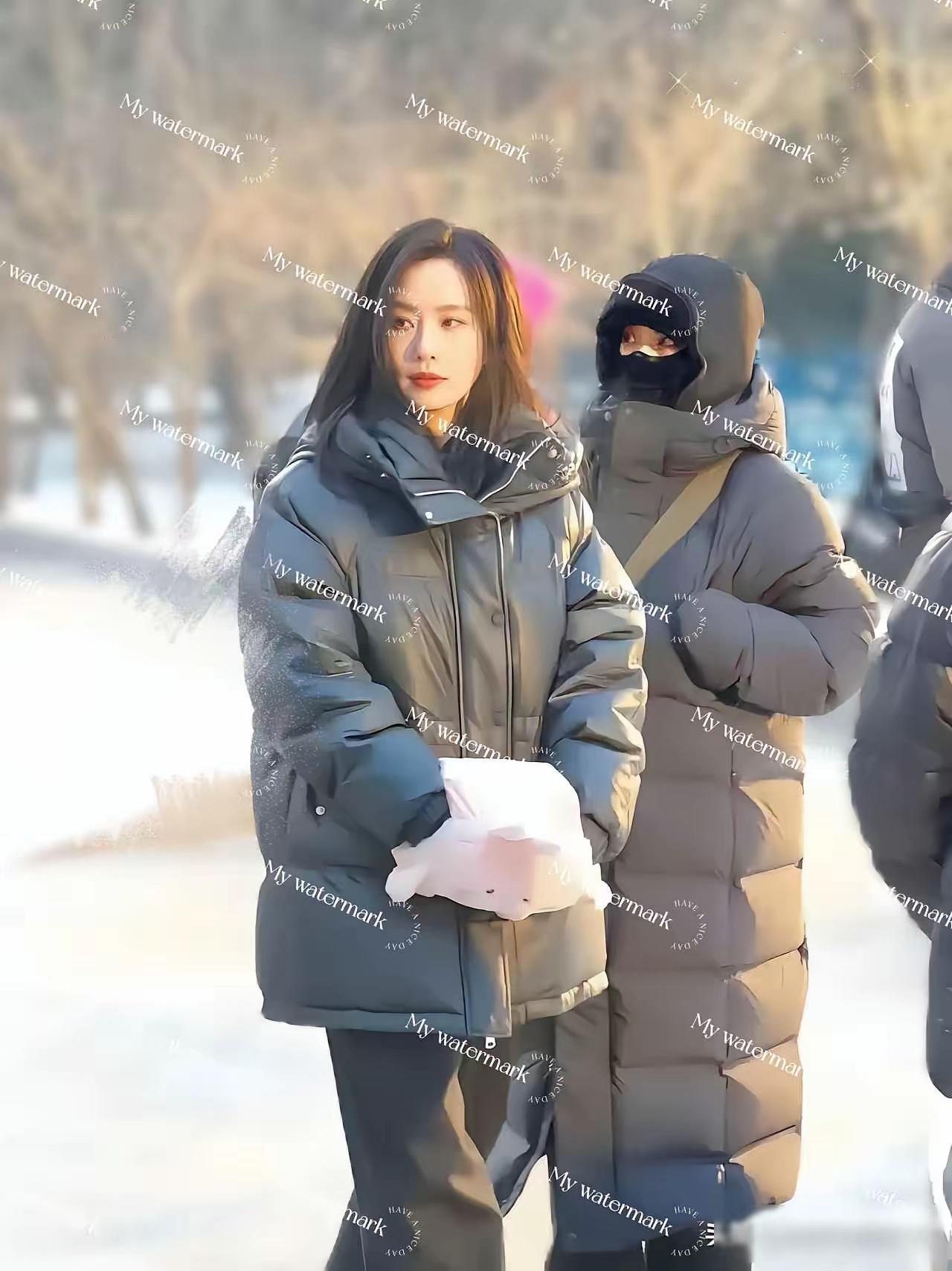 唉，穷人真的无法体面过冬吖。一个女生到哈尔滨游玩，花了2600买的厚羽绒服不舍得