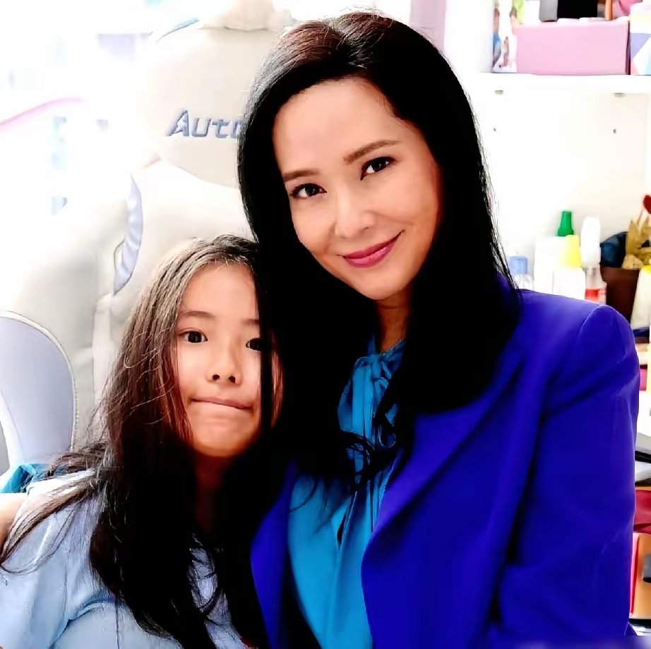 港姐郭羡妮晒出14岁女儿的近照，小姑娘完美继承了亲妈当年的神仙颜值吧