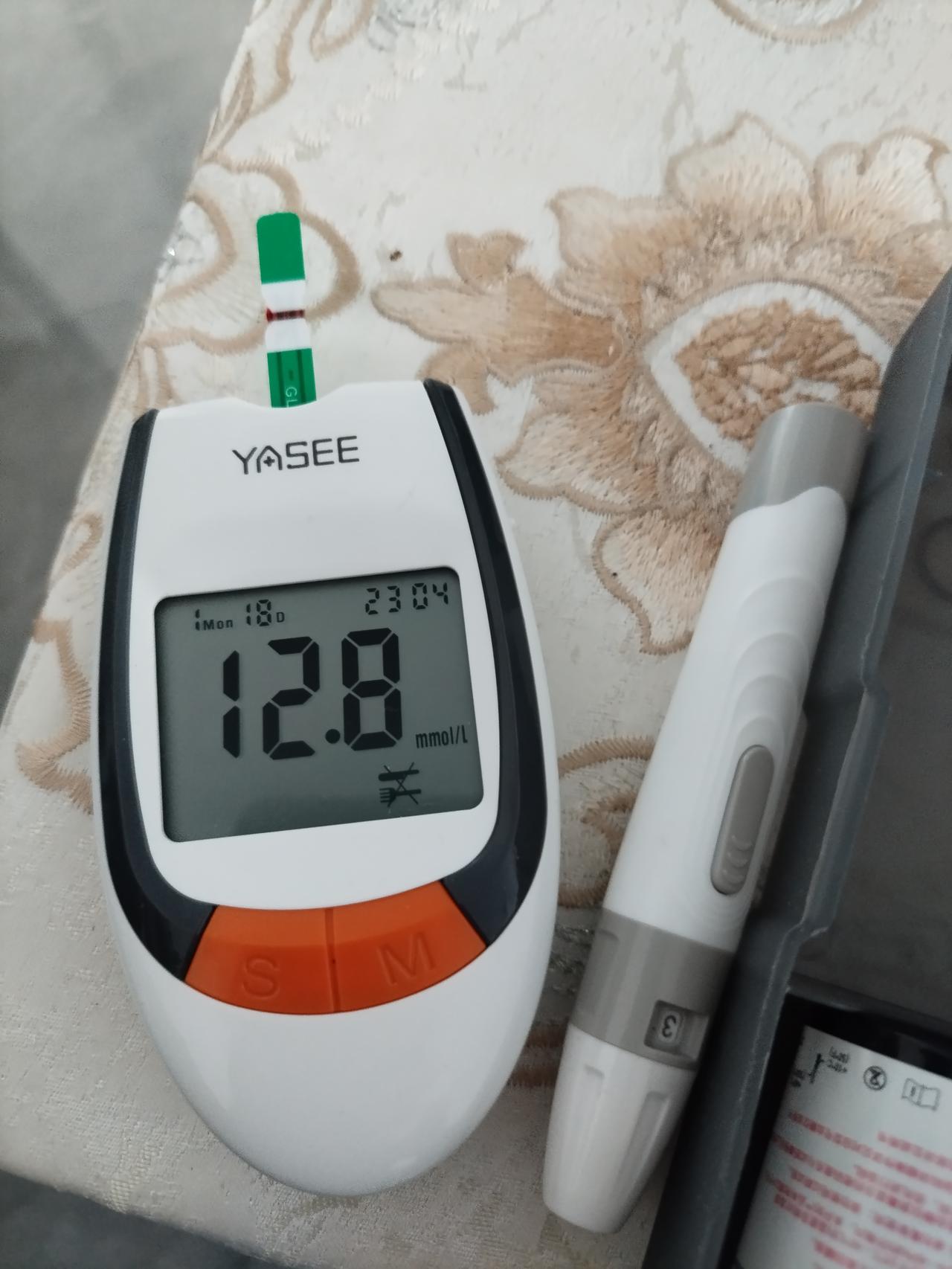 今天中午测量餐二血糖，吓我一大跳。这血糖值有点儿太高了吧。今天中午老伴儿