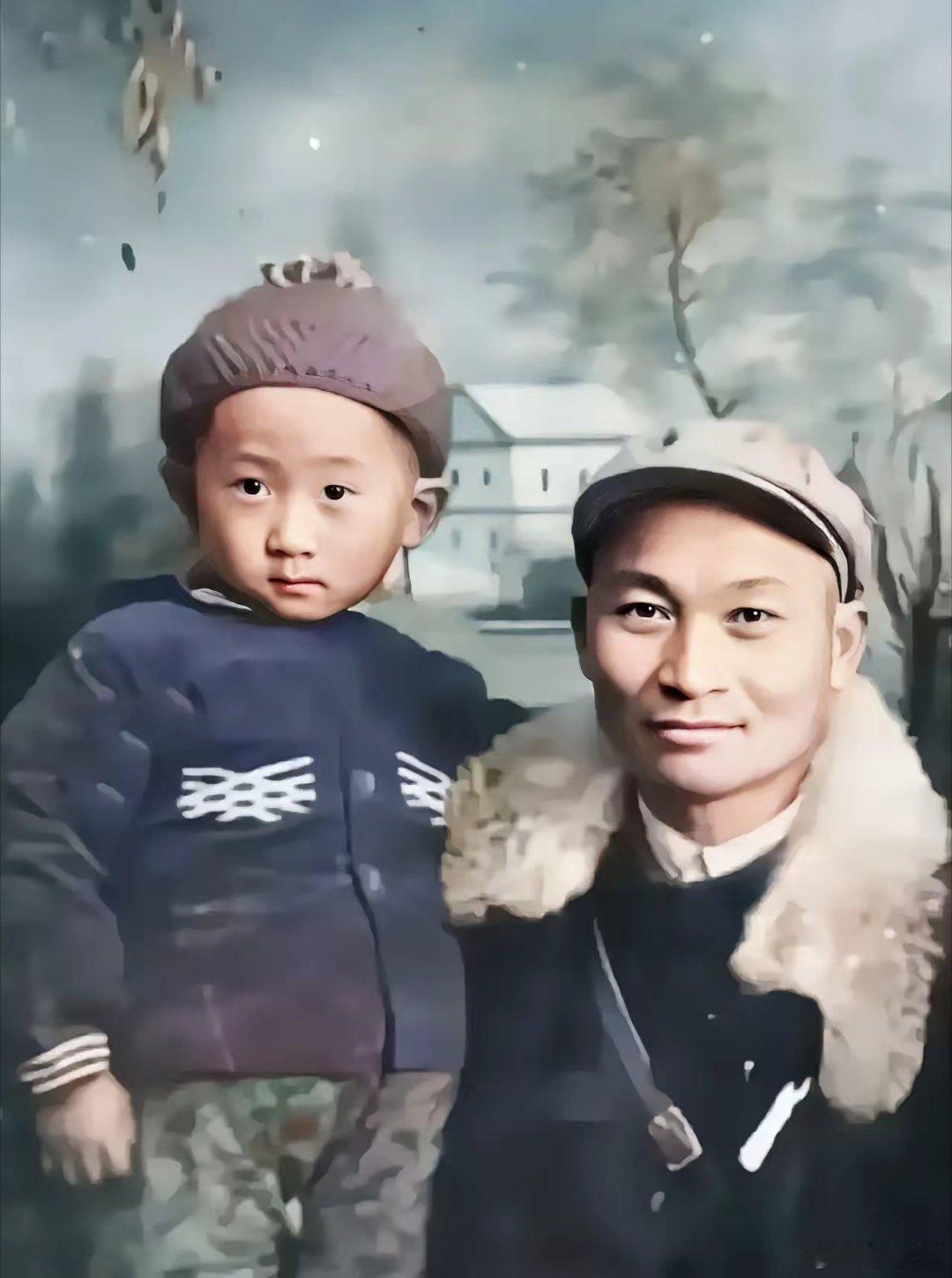 第一张照片是王思聪的爷爷抱着王健林的合照。原来王思聪的爷爷王义全是老红军，参加过