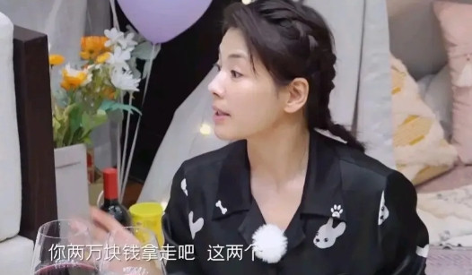 当年，刘涛在云南那边拍戏，看中了一对玉佩，标价20万，刘涛觉得有些贵，身边的助理