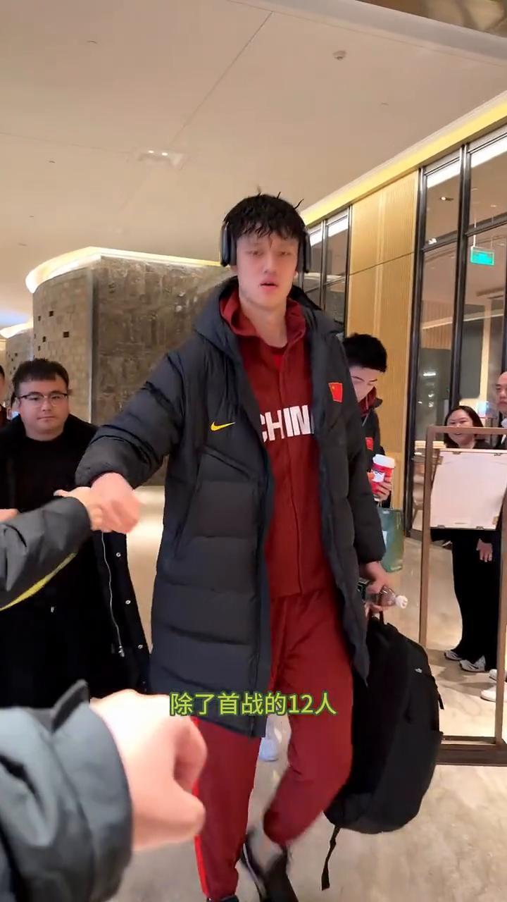 中国男篮昨天抵达韩国。中国男篮13名球员昨日抵达韩国，按惯例应带14人，但郭士