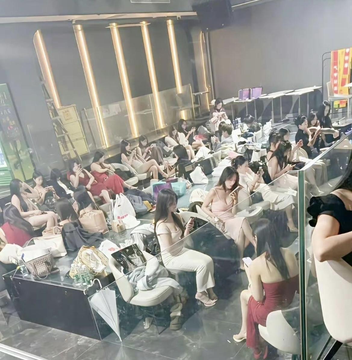 这些都是群众演员吗？[捂脸哭]