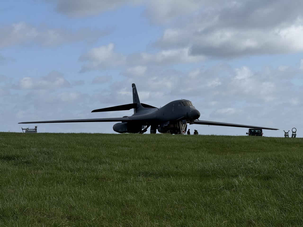 战争烈度还在升级，美军出动B-1B枪骑兵轰炸机，对德黑兰进行了地毯式轰炸。我的天